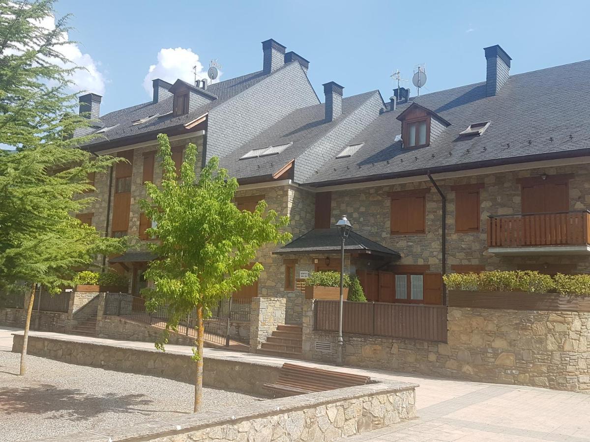 Family Attic Esterri เอสเตร์รี ดาเนว ภายนอก รูปภาพ