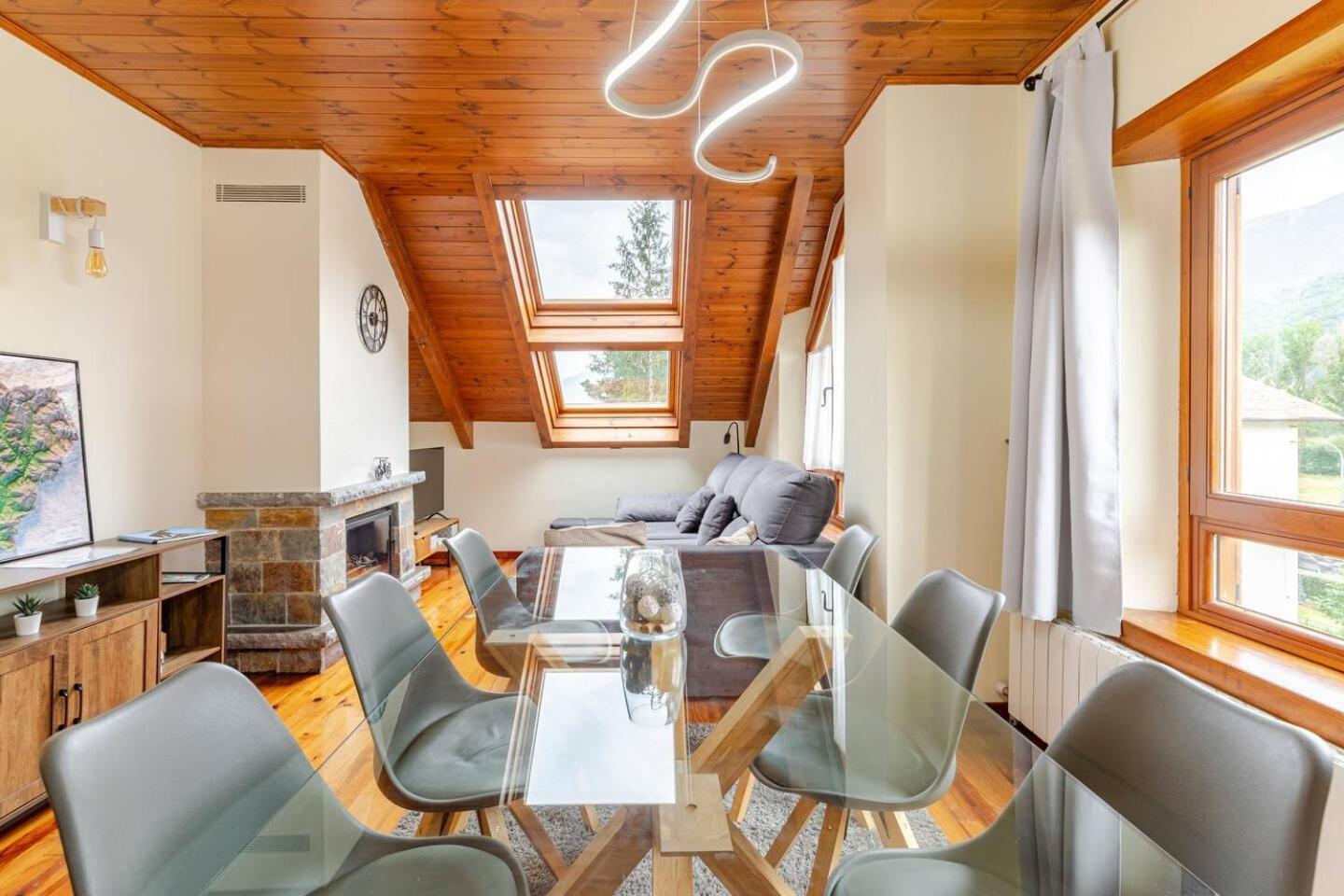 Family Attic Esterri เอสเตร์รี ดาเนว ภายนอก รูปภาพ