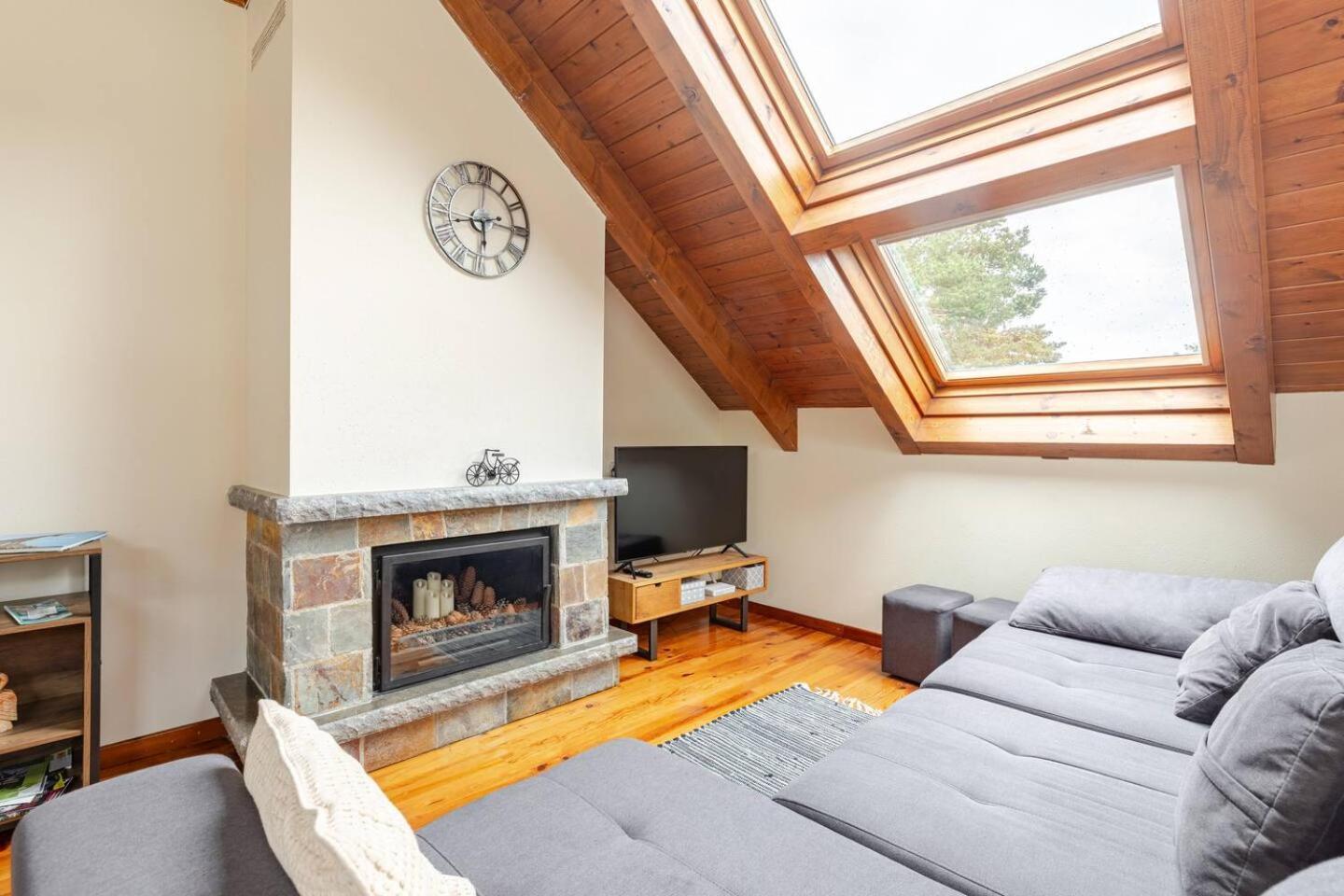 Family Attic Esterri เอสเตร์รี ดาเนว ภายนอก รูปภาพ