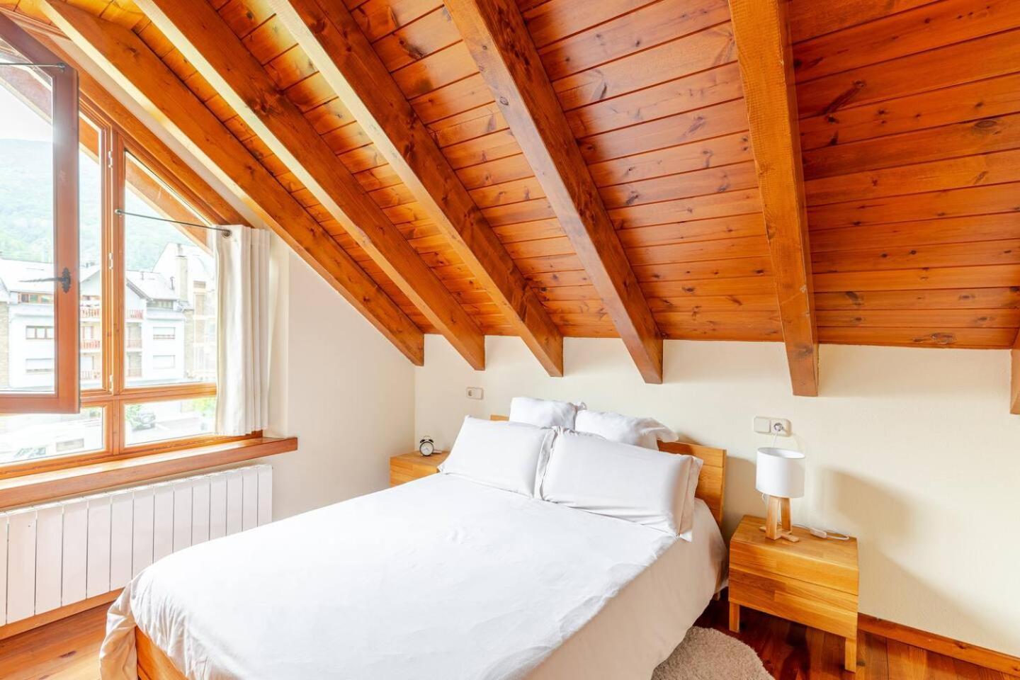 Family Attic Esterri เอสเตร์รี ดาเนว ภายนอก รูปภาพ