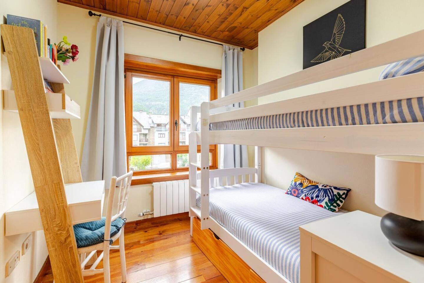 Family Attic Esterri เอสเตร์รี ดาเนว ภายนอก รูปภาพ